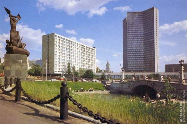 Москва. Здание СЭВ и Горбатый мост. 1983 год. Фото: Н.Дейкин, Е.Рябов/pastvu.com. Strana.Ru