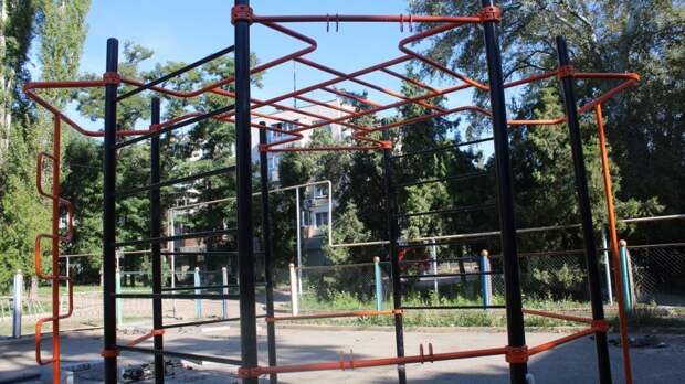 Еще одну спортивную площадку устанавливают в жилом районе Керчи