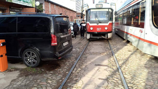 В Краснодаре почти на час изменили движение пяти маршрутов трамвая из-за припаркованного автомобиля