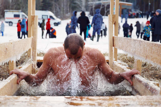 Мужчин предупредили о тяжелых последствиях купания в проруби без подготовки