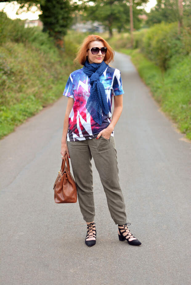 Autumnal casual style | Graphic tee, khaki pants, lace-up heels