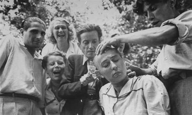 20. Женщине сбривают волосы за связь с нацистом, Марсель, Франция, 1944 год век, мир, прошлое, снимок, событие, странность, фотография