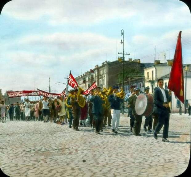 Редчайшие снимки Москвы 1931 года в цвете (77 фото)