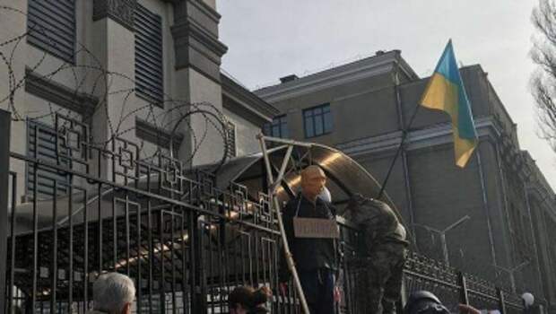 В Киеве громят посольство России: сожжены машины, охрана открыла ответный огонь