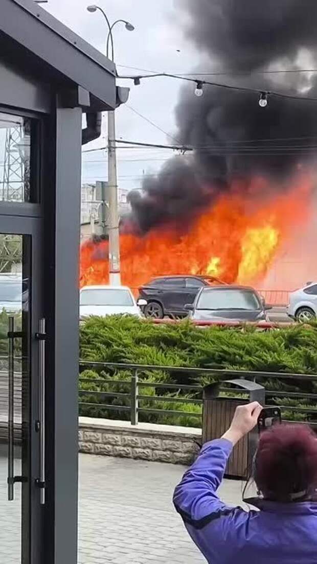 В Симферополе полыхает автобус