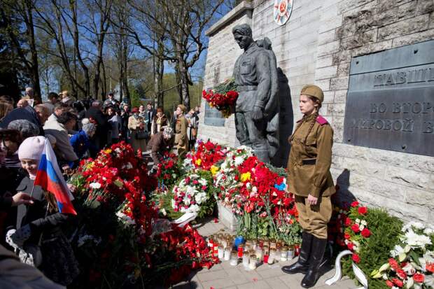 9 Мая в Таллинне. Люди идут к памятнику воздать честь павшим война, доблесть, история, память