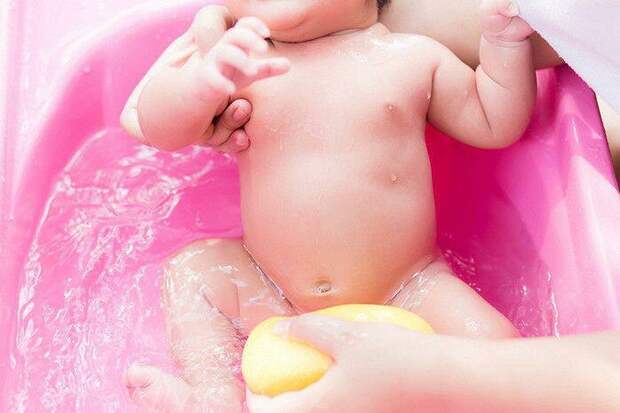 Как мыть мальчиков и девочек: 5 важных правил гигиены младенца