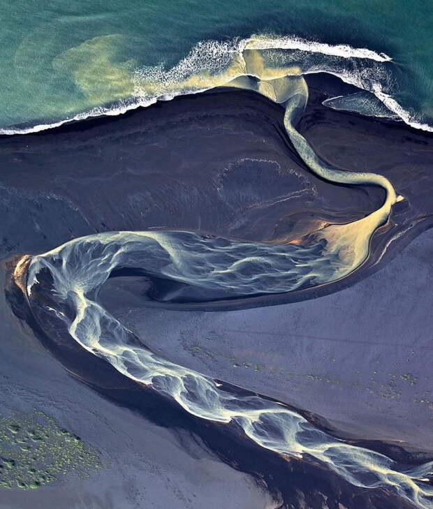 Вулкан и река в Исландии. земля, красота, пейзаж, планета