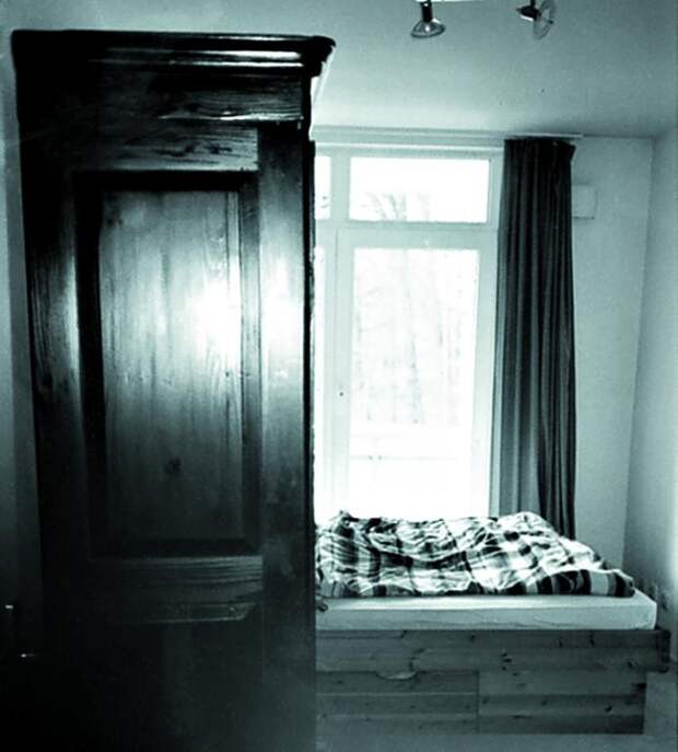 Кровать и шкаф – вот и все, что помещалось в комнате до того, как за нее взялись дизайнеры. Спальня выглядела не местом для отдыха, а пространством для сна и хранения вещей. Окна в и без того тесной комнате закрыли плотными шторами, отчего она стала еще темнее и визуально меньше. Вдобавок кровать поставили очень близко к окнам, полностью перекрыв к ним доступ. А они довольно большие и могли бы стать украшением спальни.