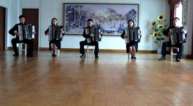 Take on Me в обработке чучхейских аккордеонистов Take on Me в обработке чучхейских аккордеонистов