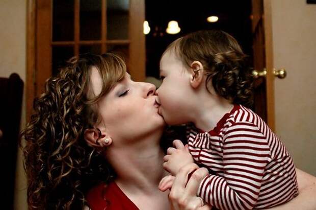 Дочь соблазняет маму видео. Мом son Kiss. Мама целует в губы. Французский поцелуй с мамой. Мамин поцелуй с языком.
