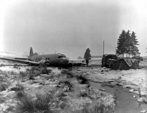 73. Американский транспортный самолет C-47, совершивший вынужденную посадку в Бельгии ВОВ 1941-1945, вмв, война