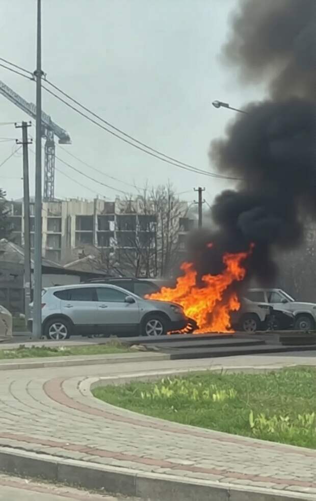 Горит автомобиль возле ДК им. Куйбышева