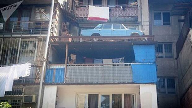 Конец эпохи: с тбилисского балкона спустили старый автомобиль, простоявший там 27 лет авто, балкон, ваз 2106, видео, грузия, спуск авто, тбилиси