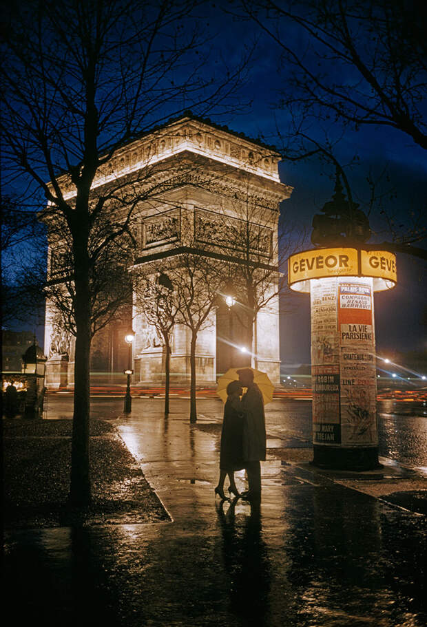 10. Молодые влюбленные перед Триумфальной Аркой. Париж, 1960 national geographic, история, природа, фотография