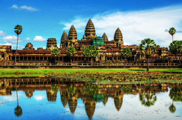 Исследовать гигантский индуистский храмовый комплекс в Камбодже Ангкор-Ват, история которого насчитывает почти 9 столетий. 