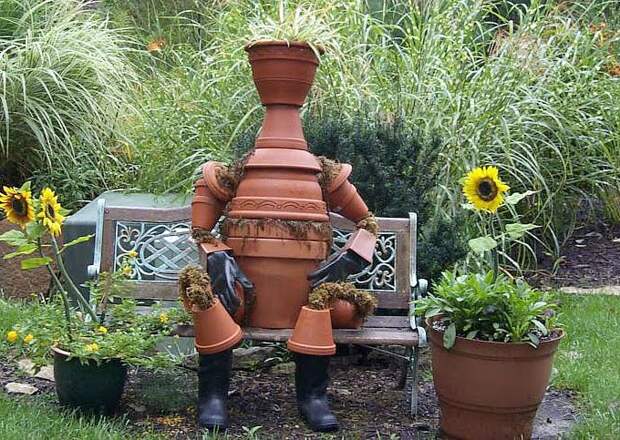 фигурка для сада из керамических горшков
