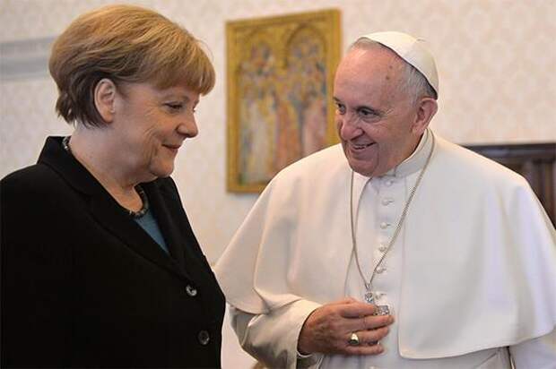 Меркель разозлилась из-за сравнения Папы Римского