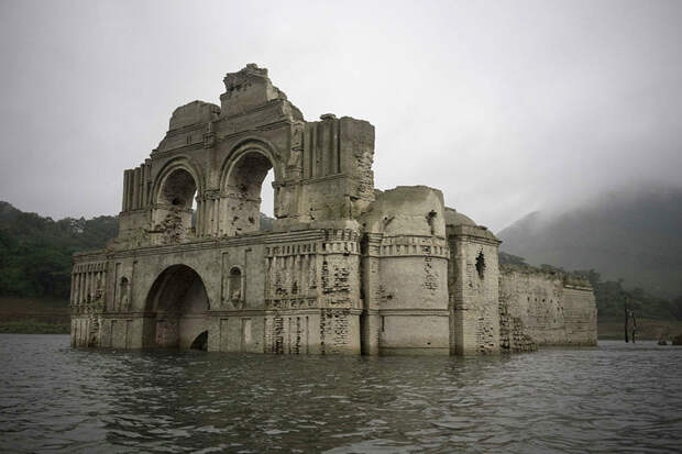 В Мексике из-под воды показалась 400-летняя колониальная церковь мексика, церковь