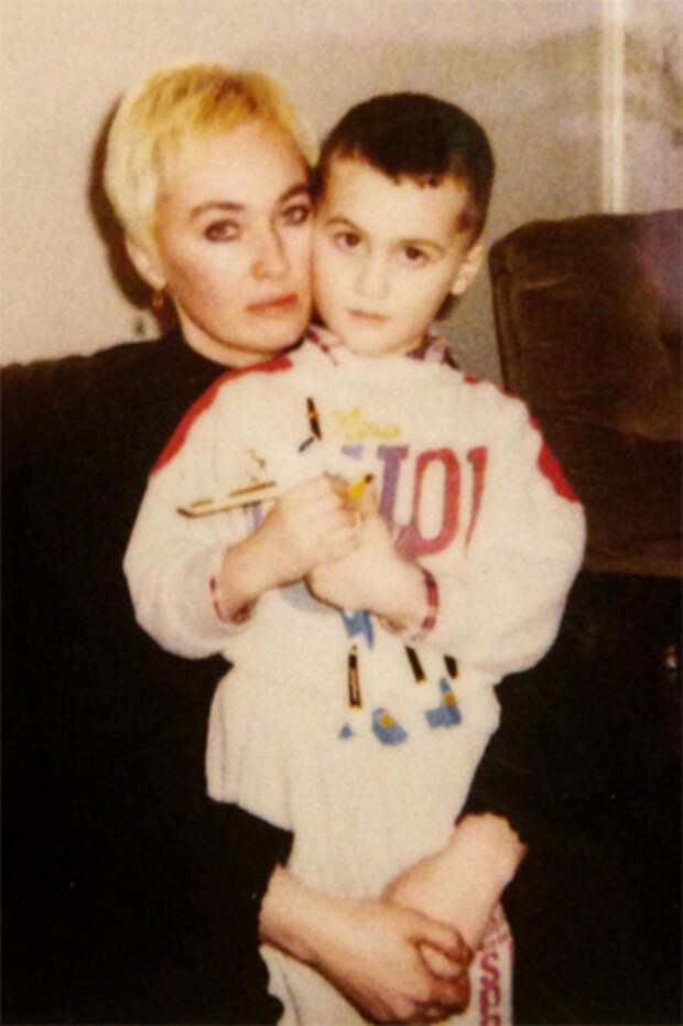 Лариса Гузеева с сыном Георгием много лет назад