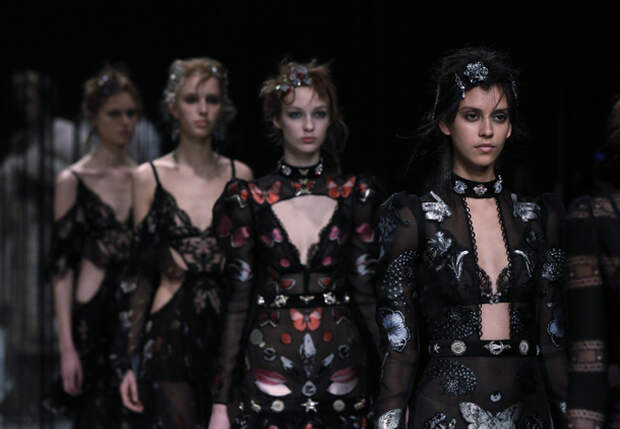 Фото с показа коллекции Сары Бертон в должности креативного директора Alexander McQueen. Фото с показа коллекции Сары Бертон в должности креативного директора Alexander McQueen.