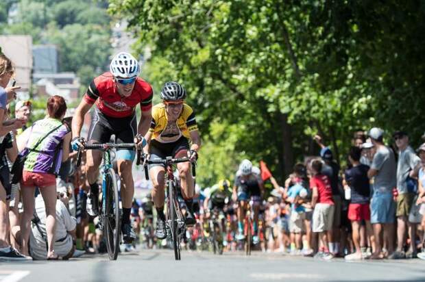 Late in the race Joseph Schmalz (Elevate Pro Cycling p/b Bicycle World) leads Evan Huffman (Rally Cycling) up the course, much like stage 5 (фото: Matthew Moses/Moses Images)