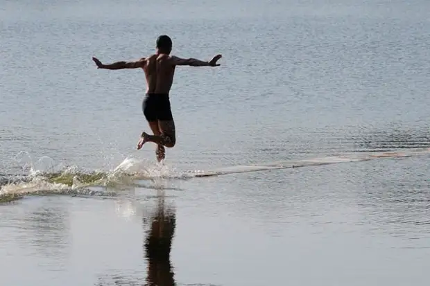 Человек бежит по воде. Бега по воде. Человек идет по воде. Бега по воде. Бега по воде.