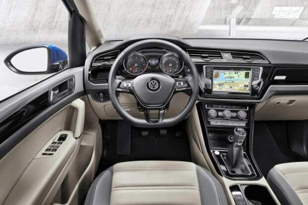 Новый Volkswagen Touran. Салон выполнен по мотивам гольфовского, но благодаря некоторым нюансам смотрится интереснее.