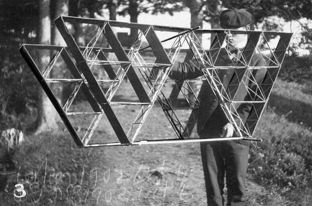 1902-1908 годы: Тетраэдрические воздушные змеи Александра Белла, похожие на НЛО