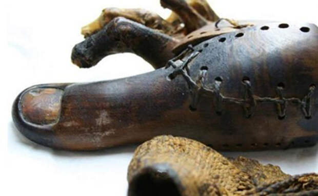 Протез пальца, которому 3000 лет. Его пришили после смерти владельца тела. Экспонат находится в каирском Египетском музее