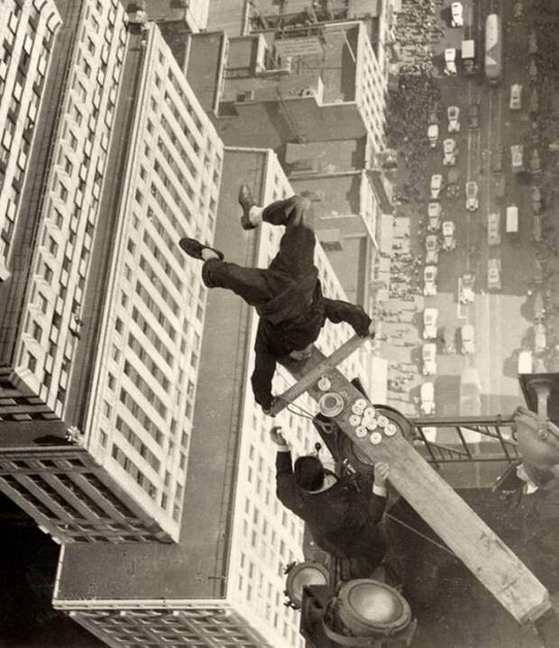 Строитель Harold Lloyd делает стойку на руках на краю небоскреба. 1930 год. дух, страшно, фотографии