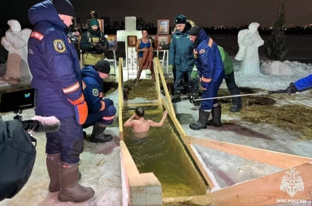 Врач Санторо заявила об опасности купания в проруби в контактных линзах