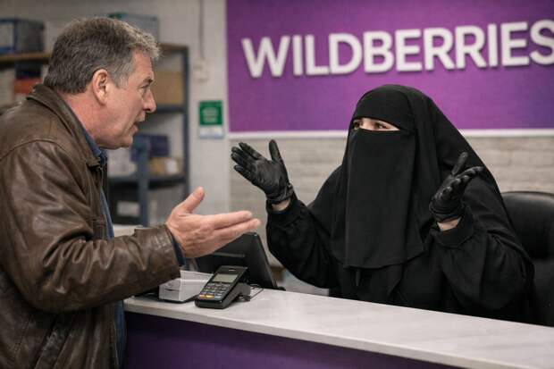 «Я буду жить по исламу. В чём проблема?»: сотрудница ПВЗ в покрывале с прорезями начала поучать недовольного её внешним видом посетителя.