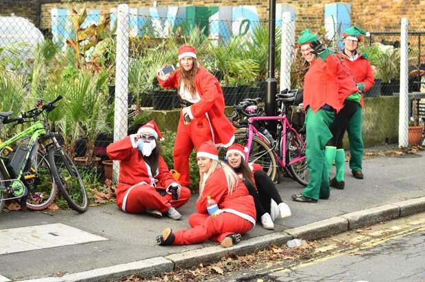 Santacon London 2018: грандиозная попойка Санта-Клаусов в Лондоне