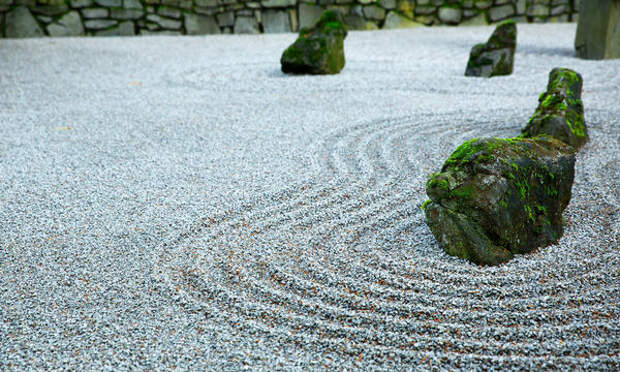 Каменные сады появились в Японии в 13 веке по влиянием философии дзен-буддизма