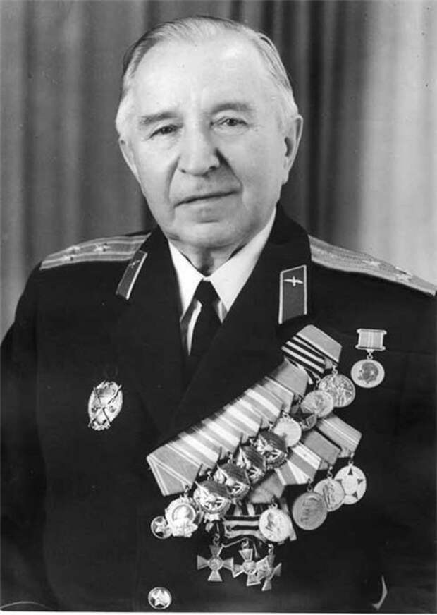 Советский офицер Никитин Сергей Никитович с Георгиевскими крестами, конец 70-х гг.
