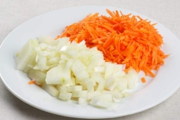 Лук и морковь очистить, лук мелко порезать, а морковь натереть на крупной тёрке.