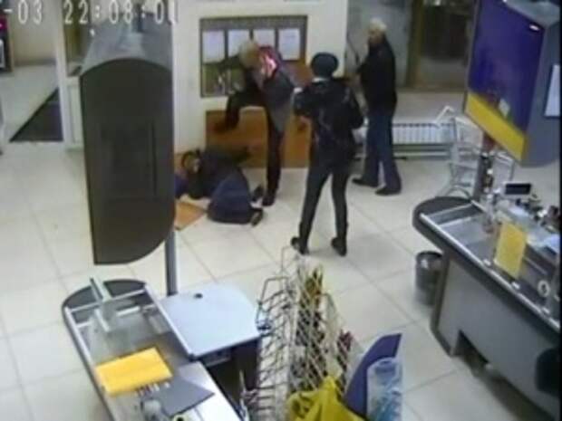 В крыму избили посетителей кафе. Жезказган светофор магазин драка в супермаркете.