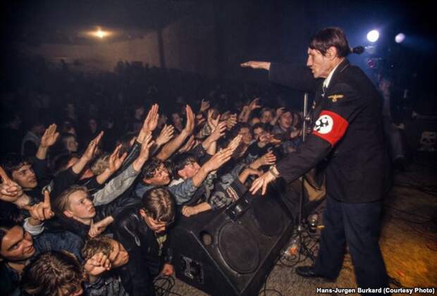 Фанаты приветствуют двойника Гитлера на концерте "Коррозии металла" (1992)