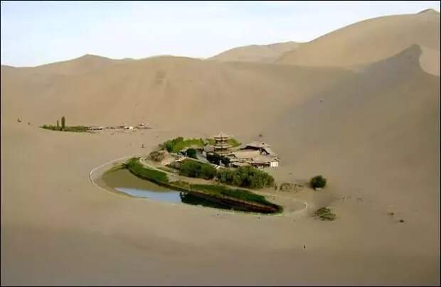5. Озеро в форме полумесяца в пустыне Гоби в Китае.