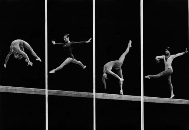 Коллаж из четырех снимков фотографа Александра Абазы превращает обычные гимнастические упражнения в алфавит жестов. 