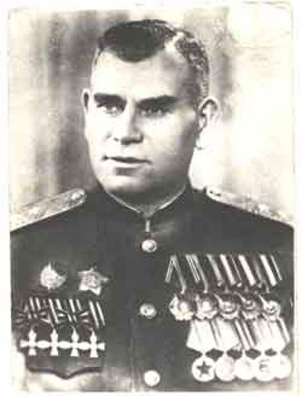 Советский генерал Хижняк Иван Лукич с Георгиевскими крестами. Конец 40-х годов.