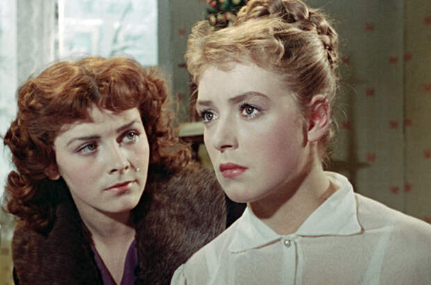Маргарита Кошелева и Лидия Федосеева в кинофильме «Сверстницы». 1959 г.
