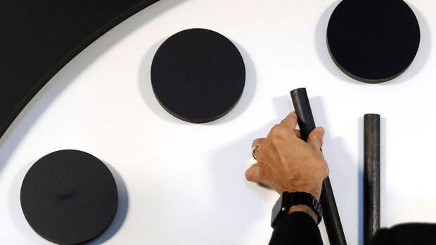 Ученые перевели стрелки "Часов Судного дня" на 85 секунд до ядерной полуночи