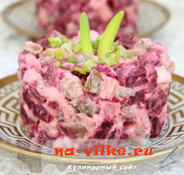 Салат из свеклы с солеными огурцами и яйцом