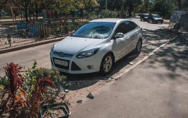 Киевлянин сбросил телевизор на припаркованную машину из-за ревности
