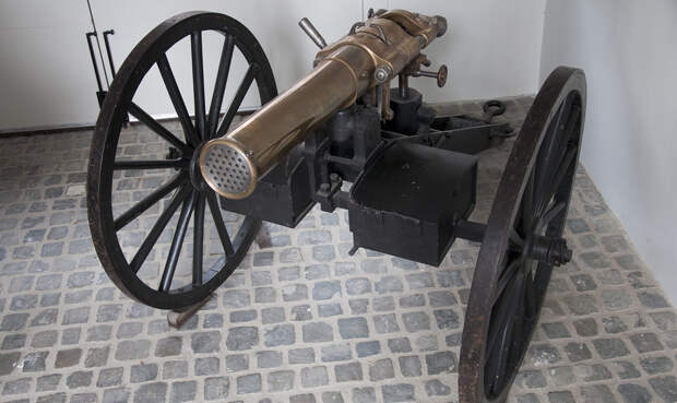 Что это такое Митральеза стала одним из самых ранних прототипов современного пулемета. Наряду с конструкциями Гатлинга, Гарднера и Норденфельта, митральеза успела поучаствовать в нескольких войнах. На самом деле, «Митрельеза» — общее название для систем залпового огня, стреляющих последовательно. Придумали и воплотили орудие в жизнь два французских инженера, Монтиньи и Реффи.