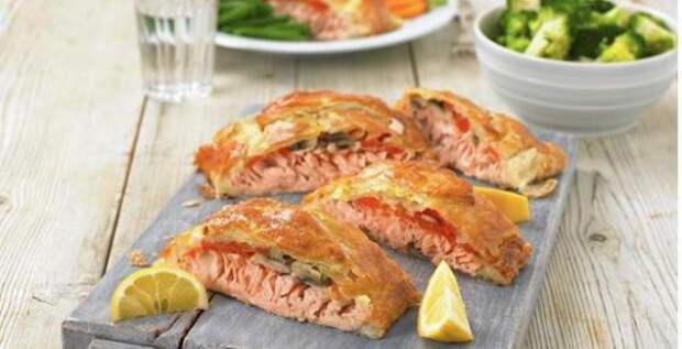 Вкусный и ароматный пирог из слоеного теста с нежной рыбой Вкусный и ароматный пирог из слоеного теста с нежной рыбой