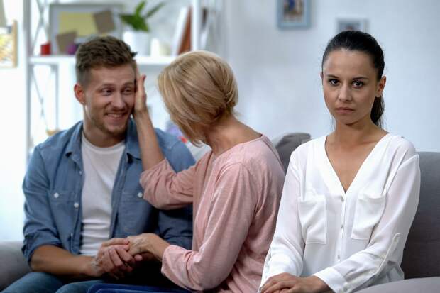 Психотерапевт объяснила, связь мужской самостоятельности и зависимость от мнения матери