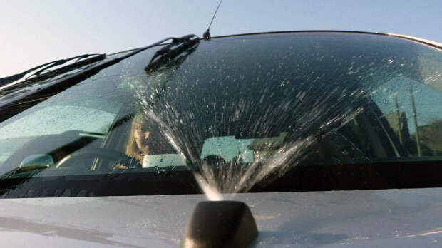 Многие автомобилисты не отказываются от использования специальных омывающих жидкостей даже в тёплое время года.